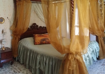 Letto a baldacchino con materasso ortopedico e rete motorizzata