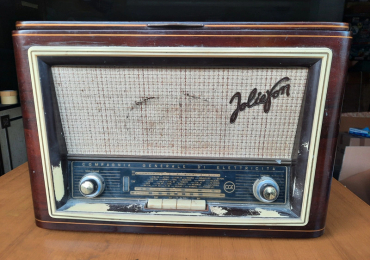 Radio vintage con giradischi