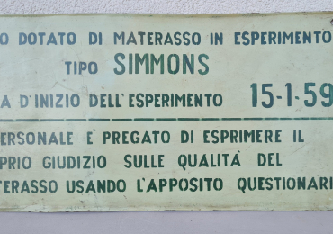 Antico Raro Cartello in   latta  di metallo , dipinto a mano  in ottime condizioni come da foto ,