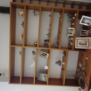 libreria in legno massello con ampia base a quattro ante