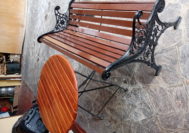 Panchine e tavolo giardino