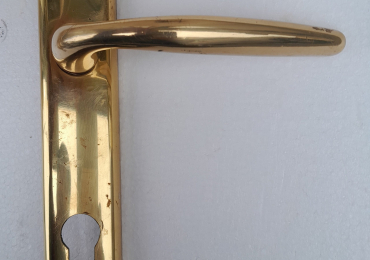 Maniglia Mandelli piastra lunga in Ottone lucido serie S