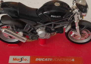Modellino della Ducati Monster S4 in scala 1:18