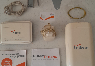 Antenna da esterno e un router da interno