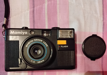 Fotocamera analogica compatta Mamiya EF2 con obiettivo Mamiya-Sekor 38mm f/4