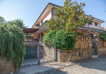 VILLA A SCHIERA IN VENDITA