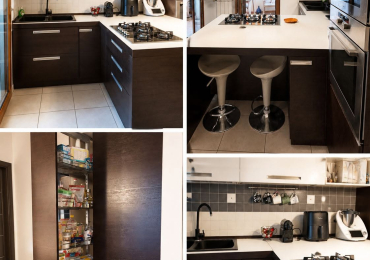cucina con elettrodomestici