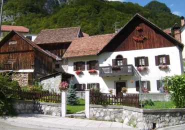 A Forni Avoltri, in un piccolo borgo antico della Carnia, c’è una casa che attraversa il tempo