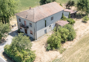 Casale indipendente con terreno a Montechiarugolo