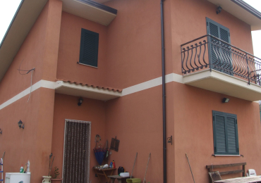 Villetta circondata da grande giardino