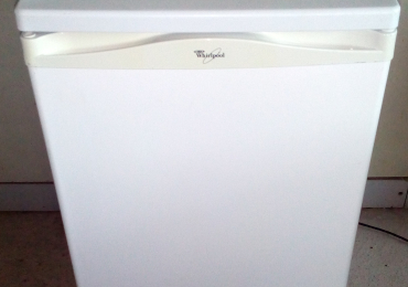 Frigorifero Whirlpool ARC 0060 è un frigorifero da sottopiano di piccole dimensioni,