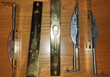 Set di 5 catenacci a leva per porte finestre.