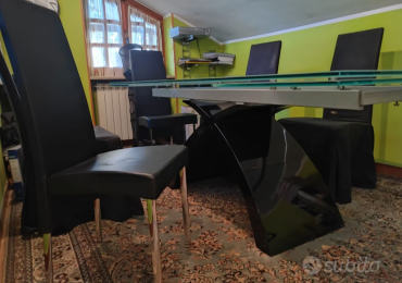 Tavolo in vetro temprato di design più 6 sedie in pelle