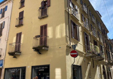 vendo casa terra tetto centro vercelli 2 abitazioni