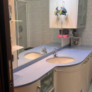 Set bagno con lavabo e specchiera illuminata