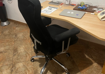SCRIVANIA E POLTRONCINA PIEGHEVOLE PER STUDIO O UFFICIO.
