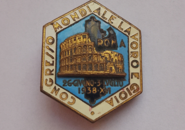 Spilla commemorativa d’epoca precisamente un distintivo del 1938 celebrativo