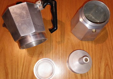 Caffettiera moka in alluminio, marca Zanzibar. • Design classico a 8 lati. • Capacità 6 tazze.