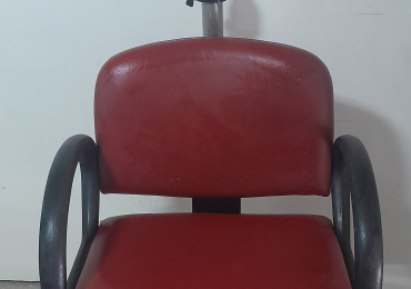 Poltrona da parrucchiera tutta regolabile.