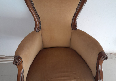 Poltrona in legno intagliato con rivestimento in tessuto Velluto beige