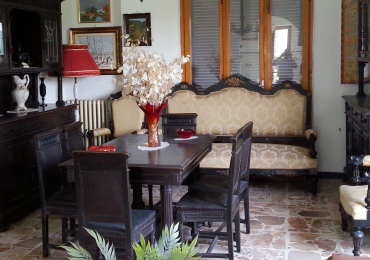 Sala da pranzo vintage in legno massello lavorato
