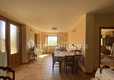 Fetta di casa di corte comune con vista spettacolare sull’appennino tra Parma e Reggio Emilia
