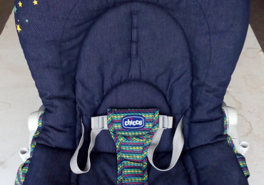 Sdraietta Chicco Hooplà blu con dettagli multicolore a stelle e un’imbracatura di sicurezza.