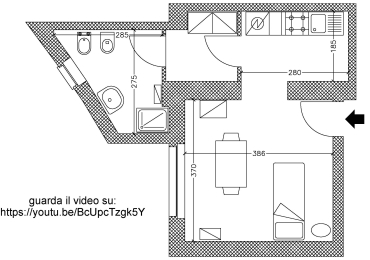 Monolocale arredato con cucina abitabile.
