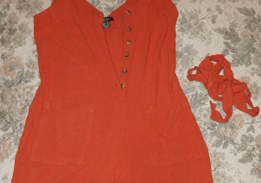 Tutina estiva corta rossa Primark, con bottoni sul davanti e tasche