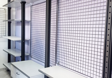 PRIVATO VENDE MOBILI SCAFFALI GRIGLIE ARREDAMENTO NEGOZIO UFFICIO