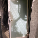 PORTA IN ALLUMINIO BIANCO CON VETRO SATINATO CON TELAIO L 1,00 X H 2,17