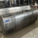 Lavello professionale in acciaio inox con frigoriferi integrati