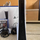 PlayStation 5 con tutti i suoi accessori