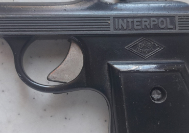 Pistola giocattolo in metallo con scritta “INTERPOL”