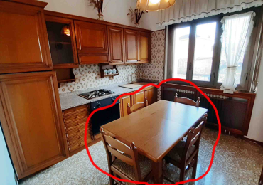 Tavolo in legno allungabile  con 6  sedie