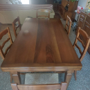 tavolo in legno con sedie